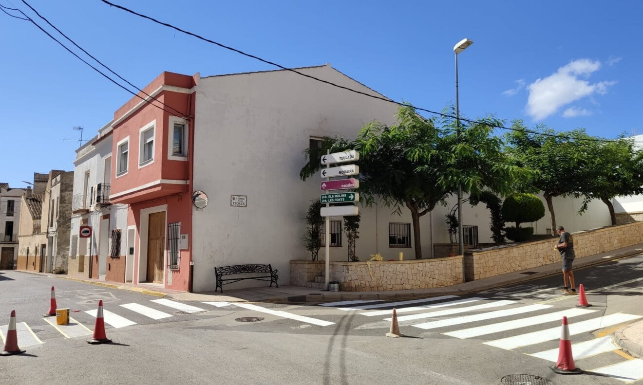 Pintura viaria en las inmediaciones del centro escolar de Benitatxell
