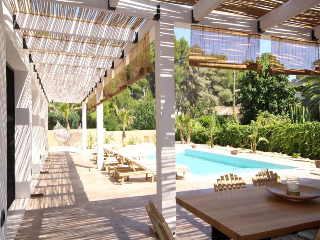 Piscina de un chalet de nueva construcción en venta en Jávea - Atina Inmobiliaria