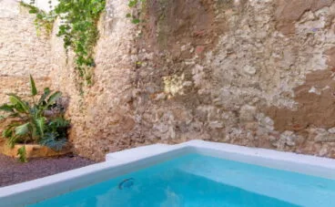 Piscina en el patio de una casa de pueblo en venta en el centro de Xàbia – MORAGUESPONS Mediterranean Houses