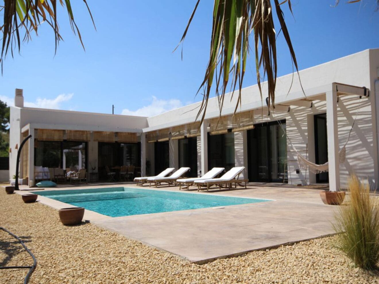 Piscina con tumbonas en un chalet de nueva construcción en venta en Jávea - Atina Inmobiliaria