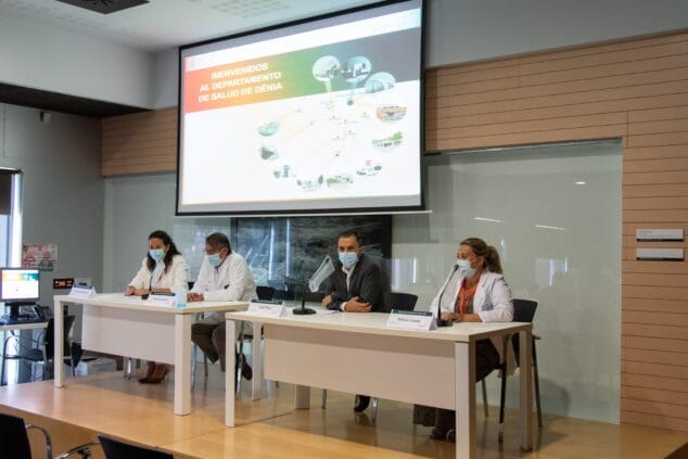 Imagen: Profesionales del Departamento de Salud de Dénia dan la bienvenida a los residentes