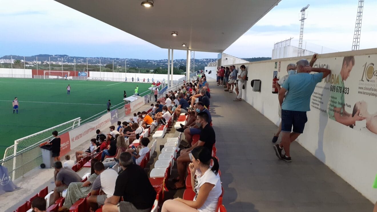 Público en el partido amistoso del CD Jávea