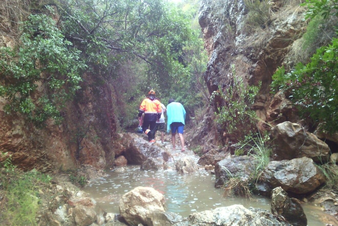Rescate de bañistas en los accesos a un barranco
