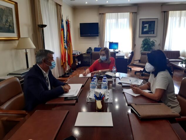 Imagen: Reunión de José Chulvi con la subdelegada del gobierno y Jefa del Servicio de Costas