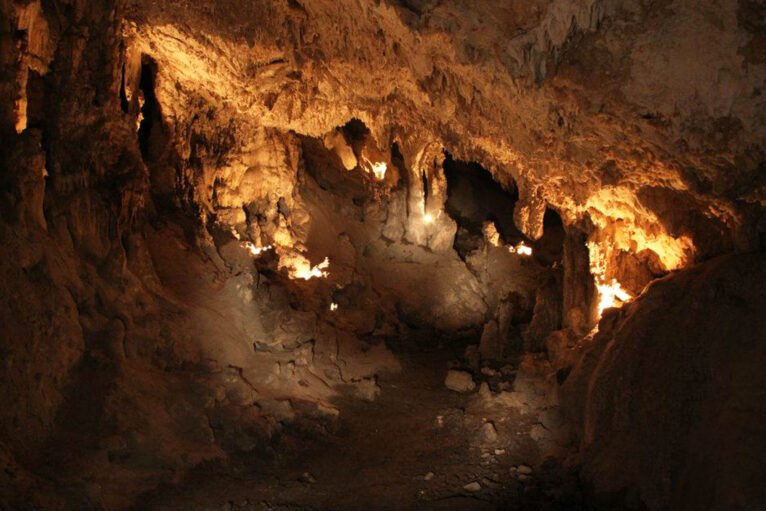 Sala en el interior de la Cova del Montgó (Imagen: Miguel Ángel Mayans)