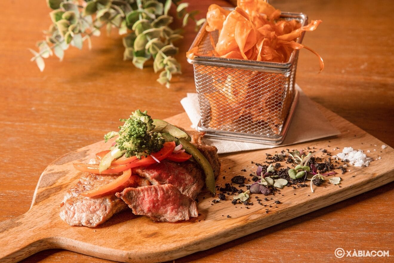 Secreto ibérico con salsa de ratafía y chips de boniato - Restaurante Ammos