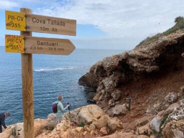 Señalización de acceso en la ruta a la Cova Tallada