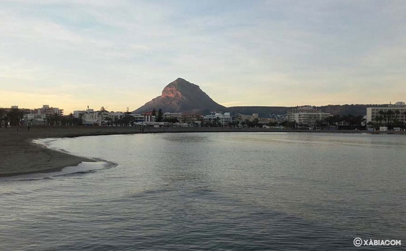 Silueta del Montgó desde la playa del Arenal de Xàbia