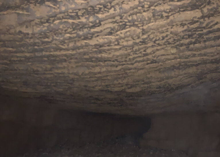Tallado de la piedra del interior de la cueva