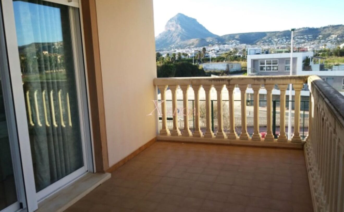 Terraza de un apartamento tríplex en Jávea - Xabiga Inmobiliaria