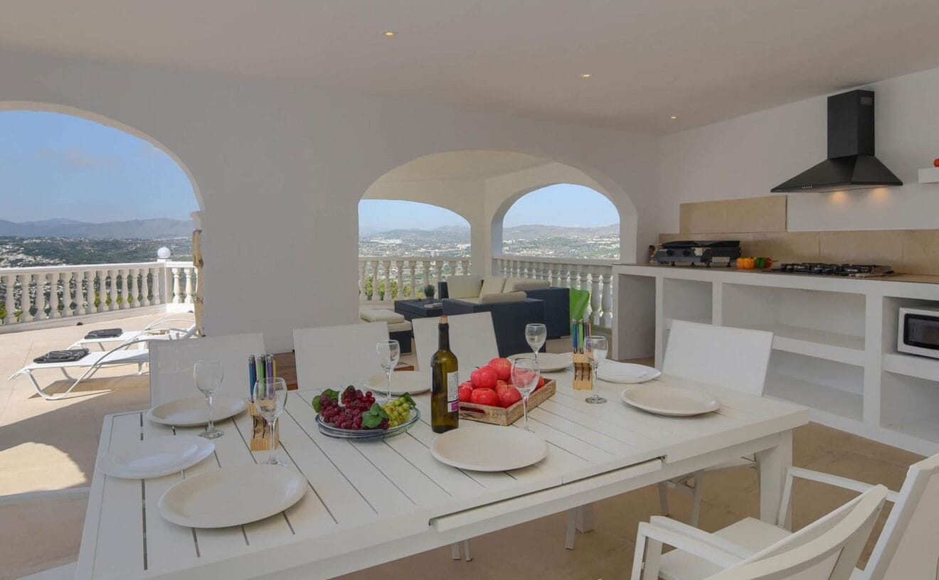 Terraza cubierta de una casa de vacaciones en Benitatxell - Aguila Rent a Villa