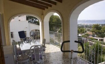 Terraza cubierta de un chalet en venta en Jávea – Terramar Costa Blanca