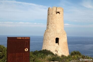 La Torre del Gerro con el mar al fondo
