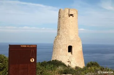 La Torre del Gerro con el mar al fondo