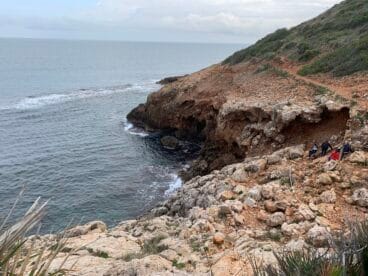 Vista de la Cova Tallada desde el último tramo de la ruta