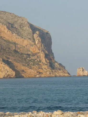 Vista del Cap de Sant Antoni. Las partes más oscuras son les «coves santes» (Foto de Juan Bta. Codina Bas)