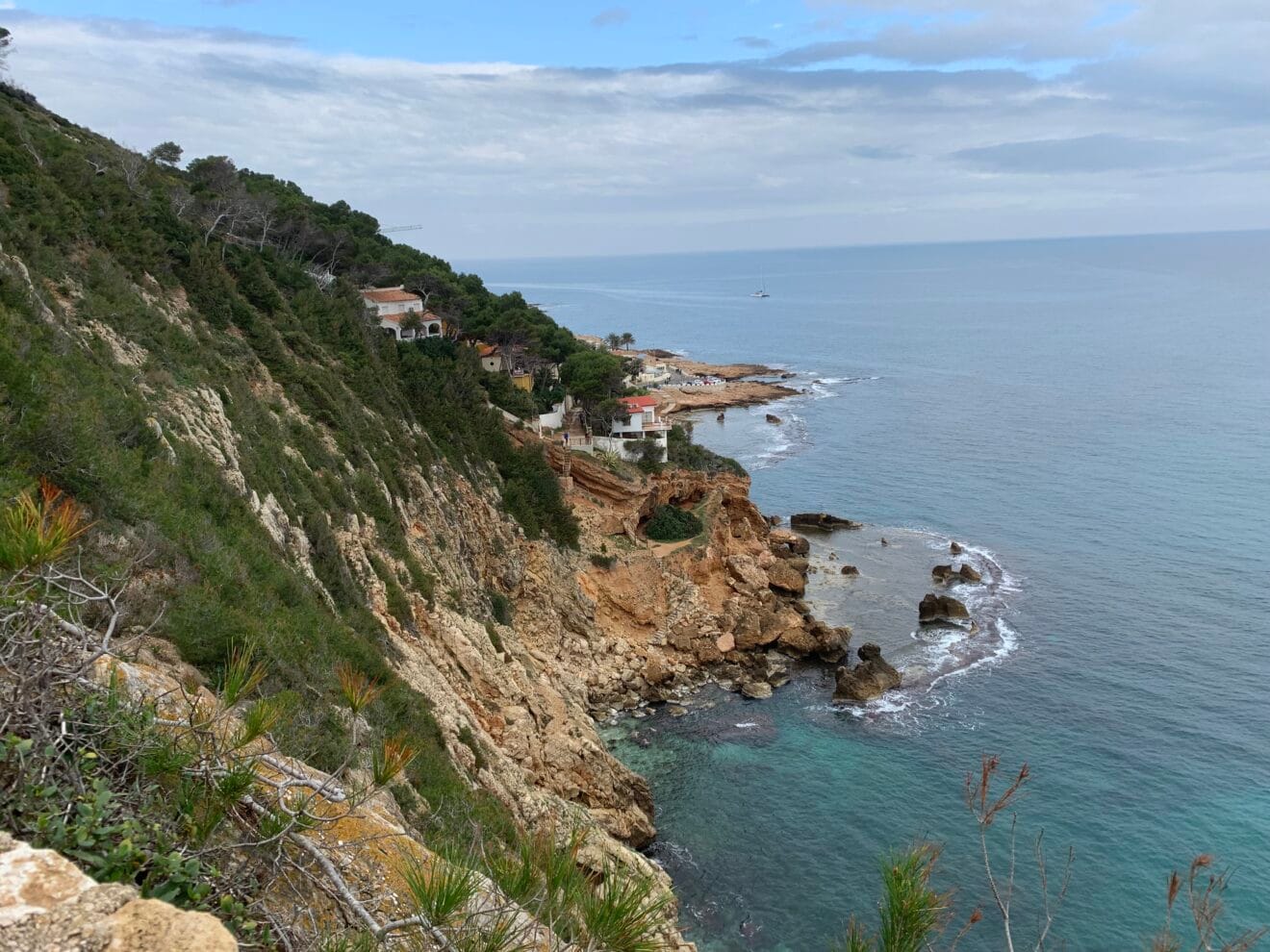 Vista del litoral de Dénia desde la ruta a la Cova Tallada