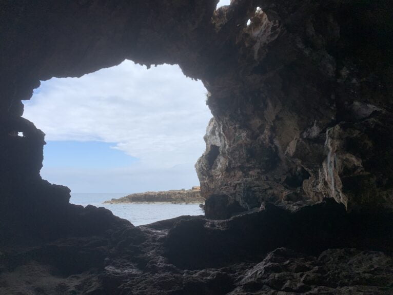Vista des de l'interior de la Cova Tallada