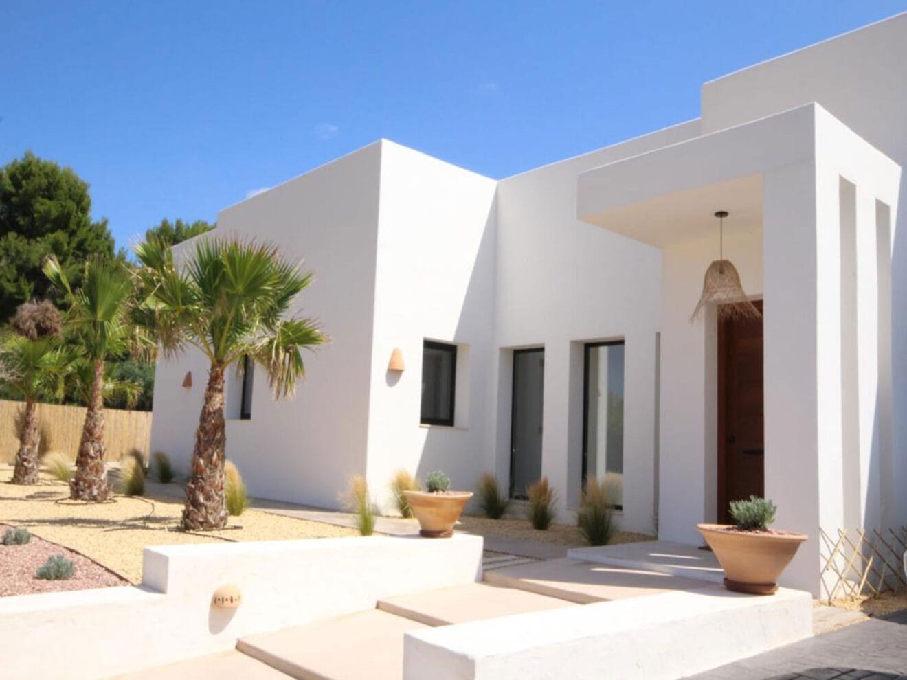 Vista exterior de un chalet de nueva construcción en venta en Jávea - Atina Inmobiliaria