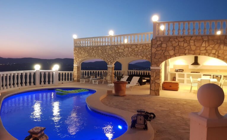 Vista nocturna del exterior de una casa de vacaciones en Benitatxell - Aguila Rent a Villa