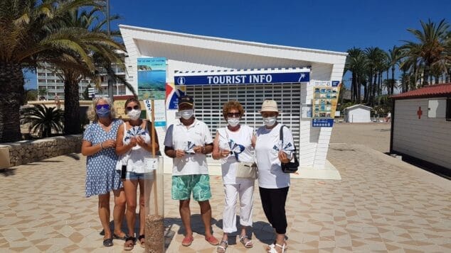 Imagen: Voluntarios y concejala en la entrega de ceniceros