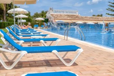 Zona con tumbonas al lado de la piscina – Camping Jávea