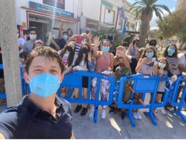 Tom Holland junto a los fans