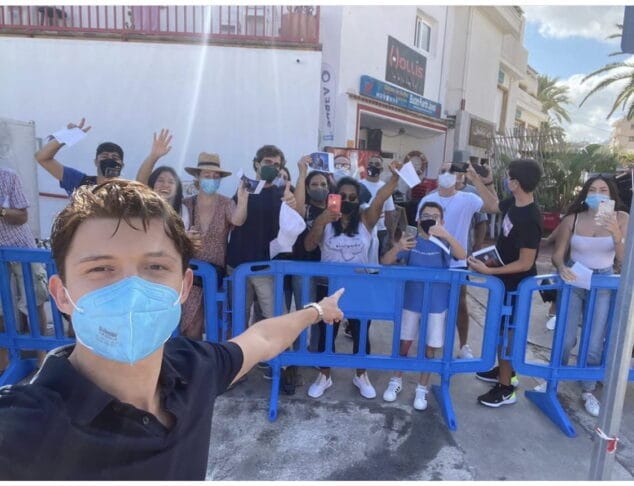 Imagen: Tom Holland se fotografía con sus fans en Xàbia