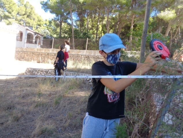 Imagen: Alumnos del CEIP Mediterrània realizando trabajo de campo