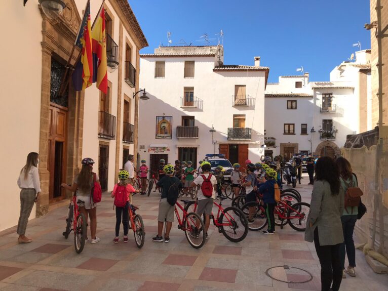Alumnos del Trenc d'Alba presentan carta al alcalde sobre carril bici