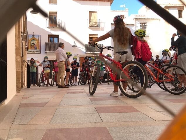 Imagen: Alumnos del Trenc d'Alba solicitan al alcalde más carril bici