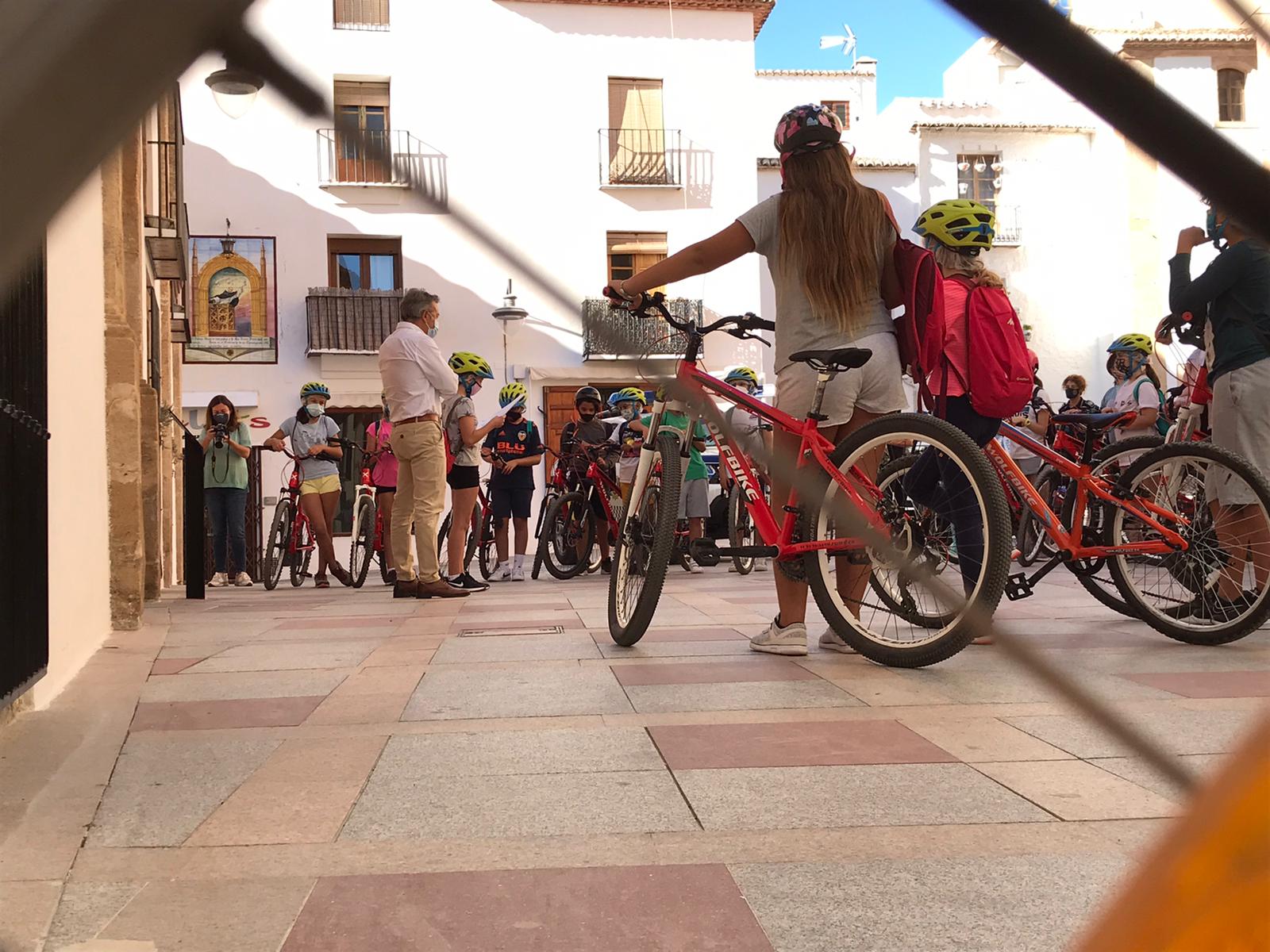 Alumnos del Trenc d’Alba solicitan al alcalde más carril bici