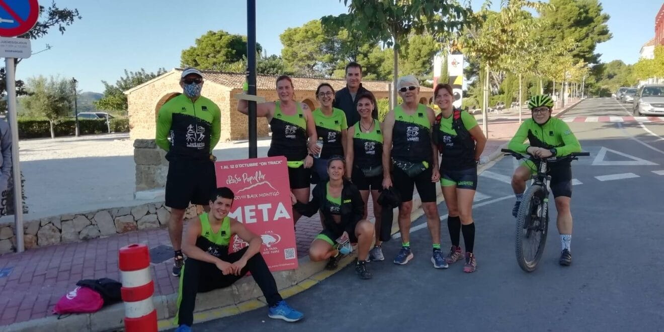 Atletas del Llebeig al llegar a la meta del Cross Baix Montgó