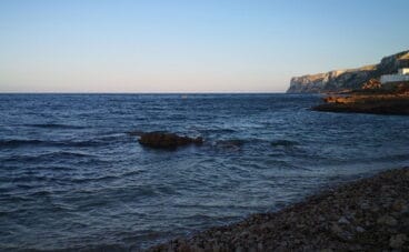 Atardecer desde Les Rotes en Dénia, con el Cabo de San Antonio al fondo