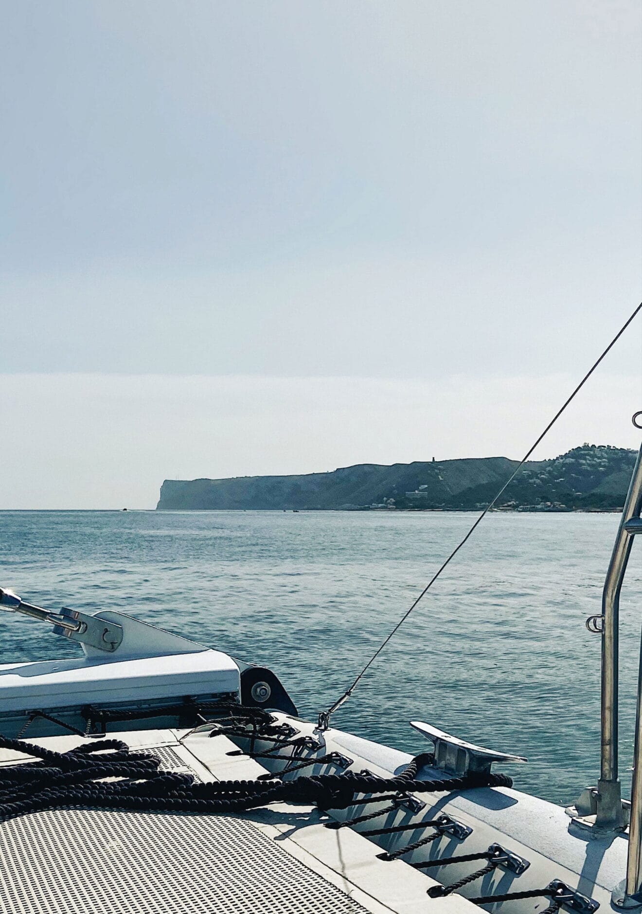 El Cabo de San Antonio visto desde el mar, en frente de Les Rotes en Dénia