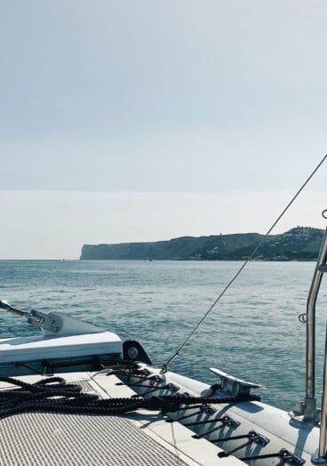 El Cabo de San Antonio visto desde el mar, en frente de Les Rotes en Dénia