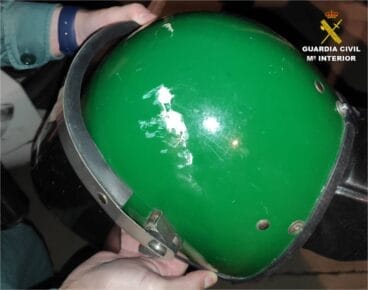 Casco dañado por la agresión