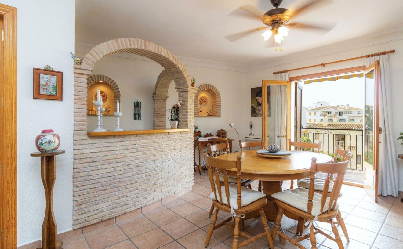 Comedor de un apartamento en venta en el puerto de Jávea - Vicens Ash Properties