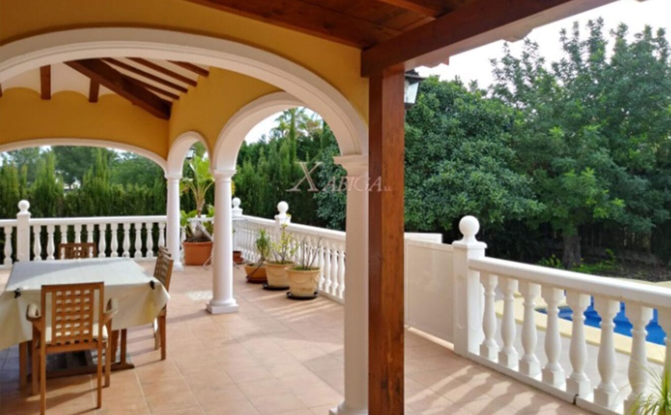 Terraza cubierta de un chalet en venta en Jávea - Xabiga Inmobiliaria