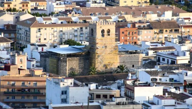Imagen: Construcción de las almenas de la Iglesia San Bartolomé