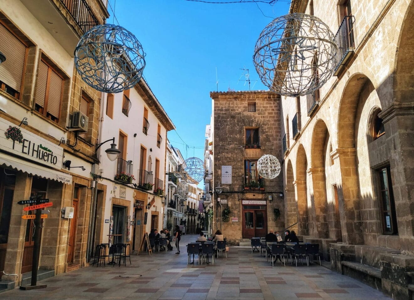 Decoración navideña en la Plaça de Baix