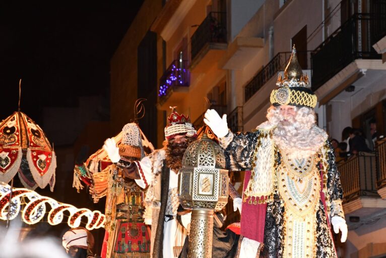 Desfile de los Reyes Magos por el casco antiguo de Xàbia