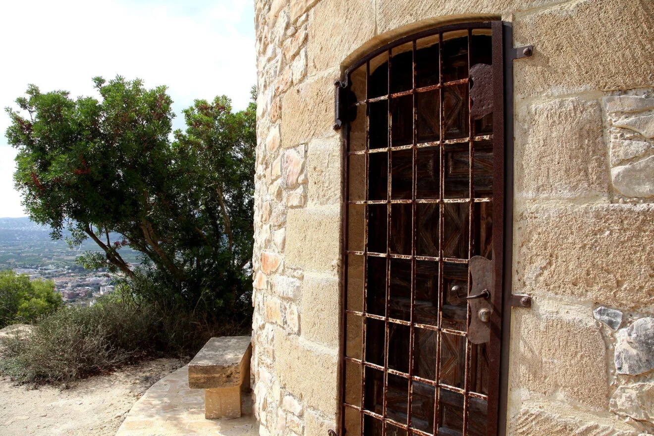Detalle de una puerta de uno de los molinos de Les Planes