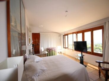 Habitación principal de una villa en venta en El Tosalet en Jávea – Atina Inmobiliaria
