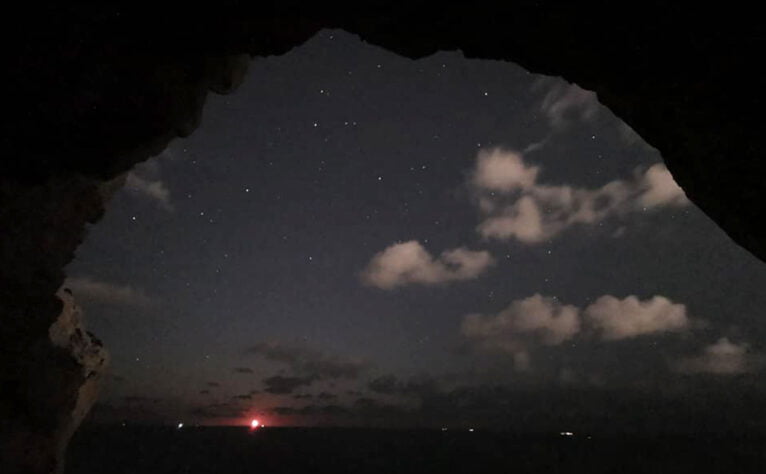 El primer rayo de luna desde una de les Coves Santes (Imagen: Miguel Ángel Mayans)