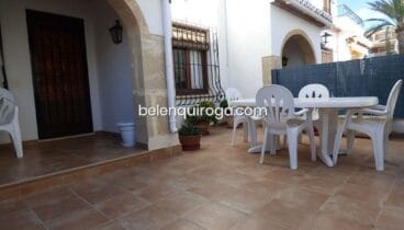 Espacio frente a la entrada en un bungalow en venta en Calablanca – Inmobiliaria Belen Quiroga
