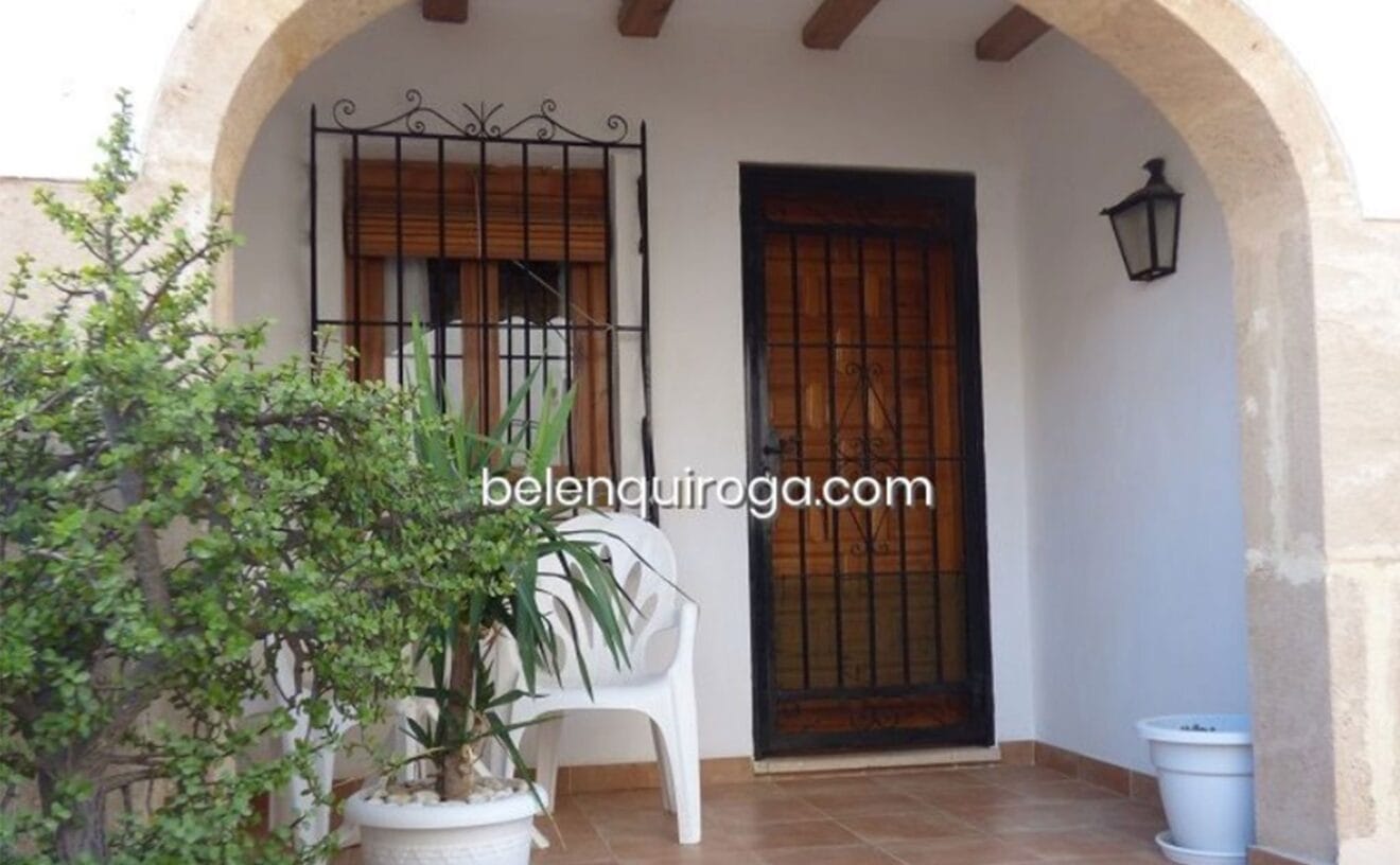 Entrada de un bungalow en venta en Calablanca - Inmobiliaria Belen Quiroga