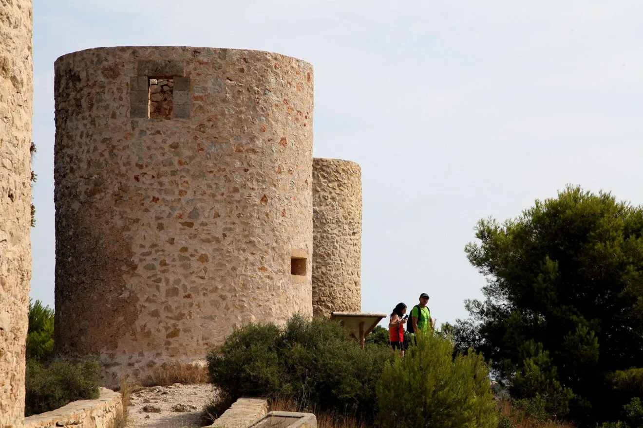 Excursionistas visitando los molinos de Les Planes