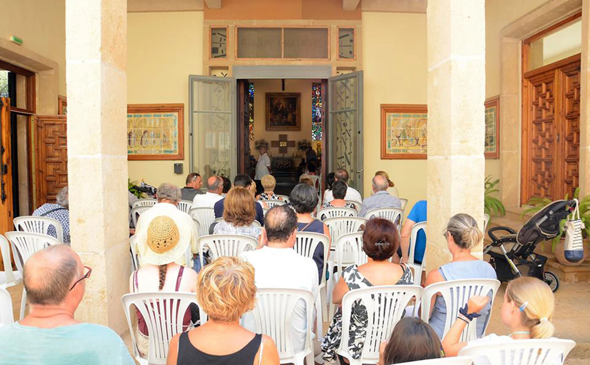 Personas escuchando misa en el exterior del Santuari de la Mare de Déu dels Àngels