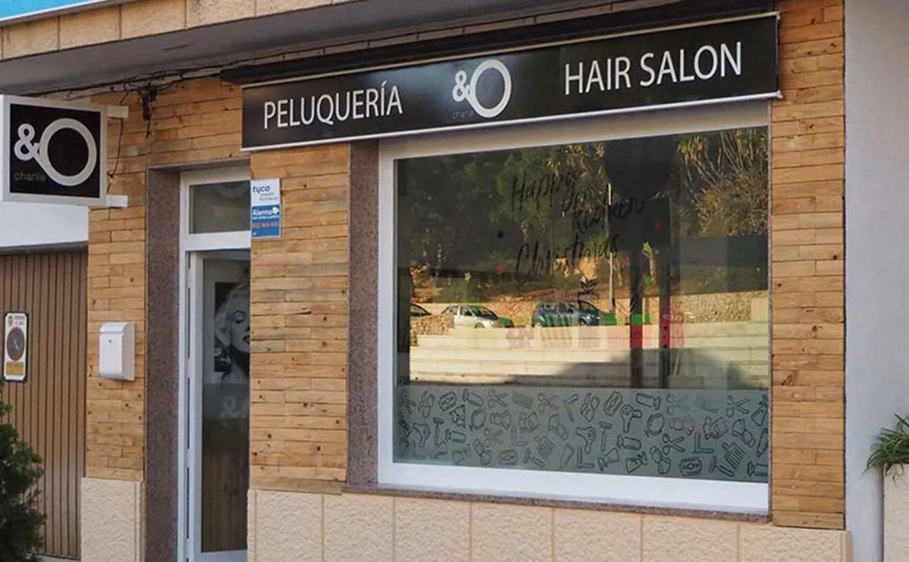Fachada de la peluquería Charlie & O